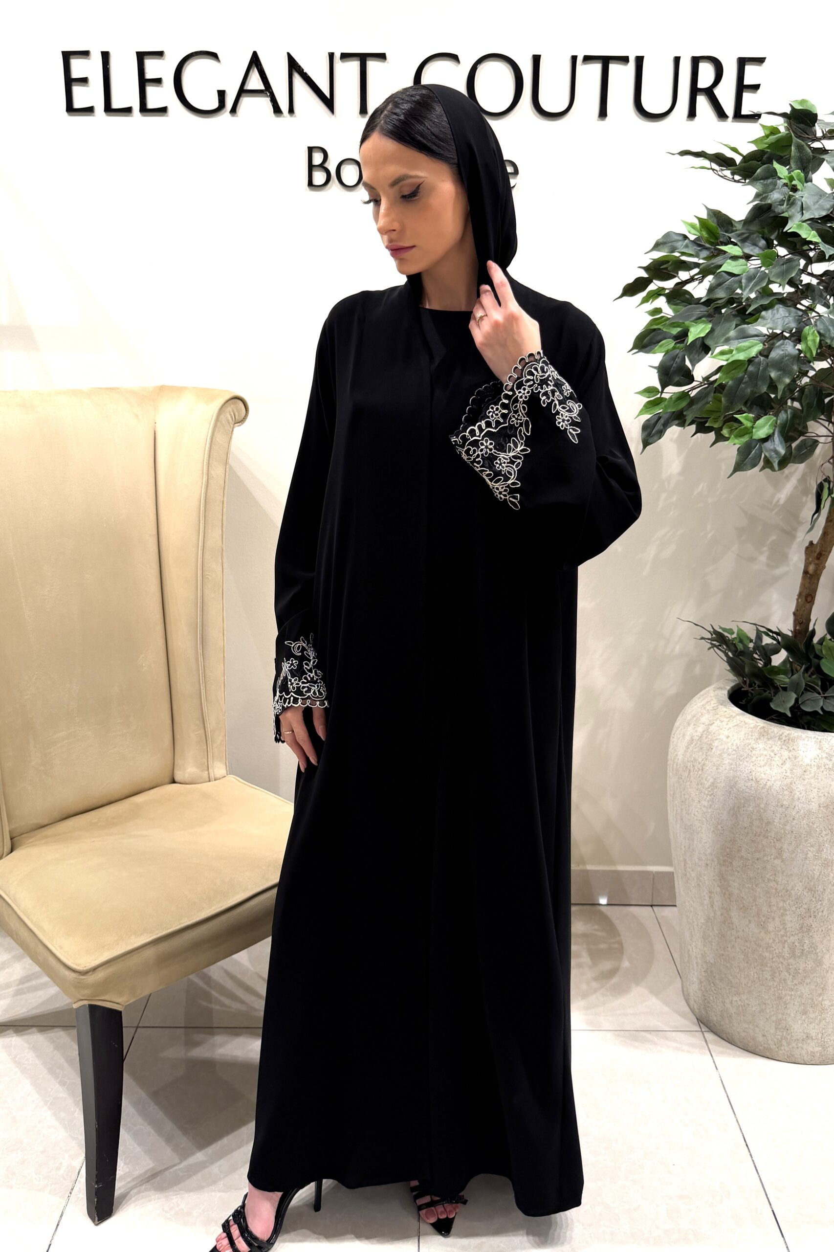 BLACK WITH HAND DESIGN DANTEL